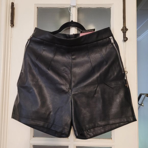 BNWT Vixen by Micheline Pitt Faux Leather Shorts - Picture 2 of 4